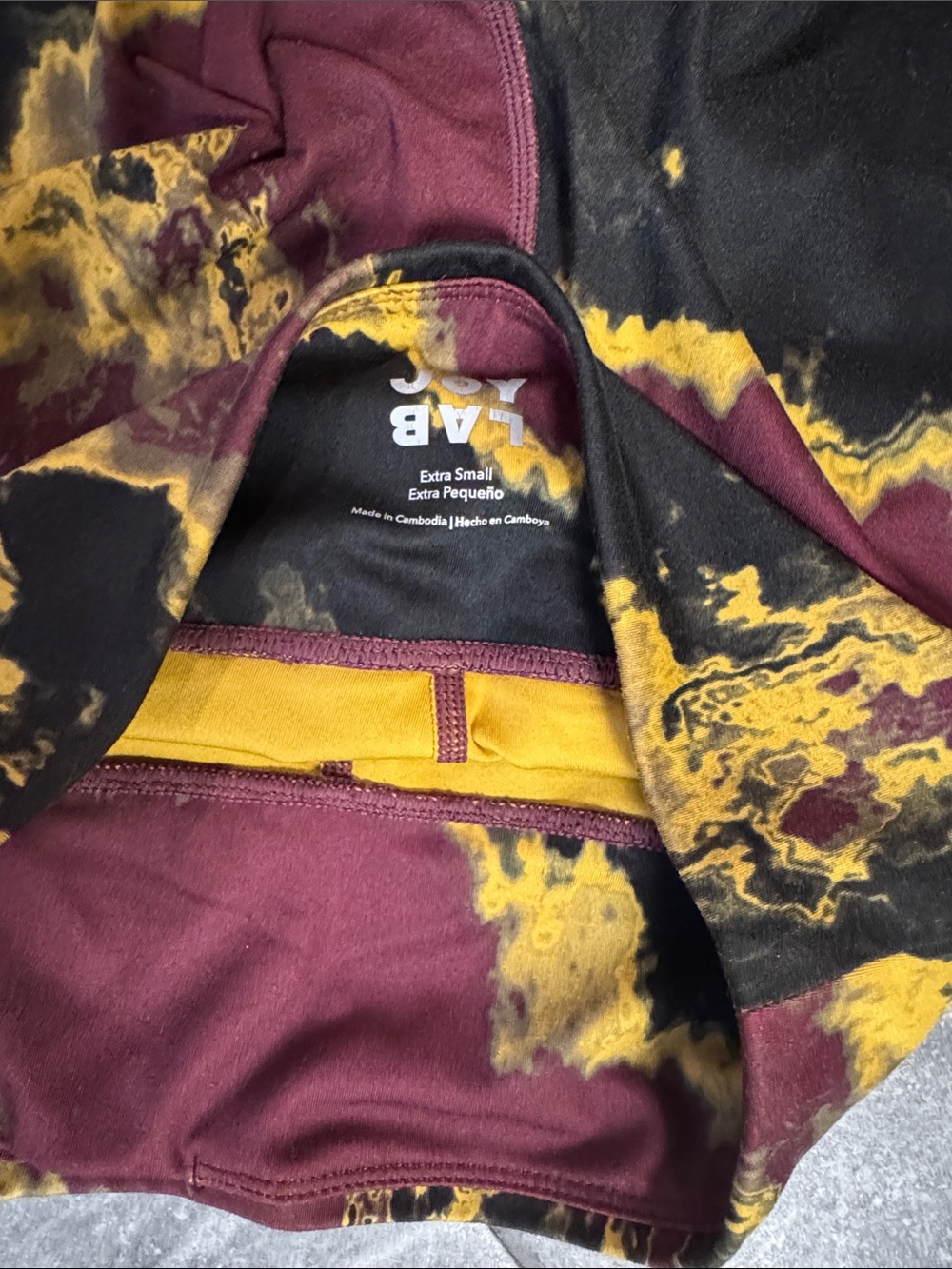 Acid WashHigh-Waist Leggings & Strappy Sports Bra Set - Burgundy, Black & Gold - Picture 6 of 7